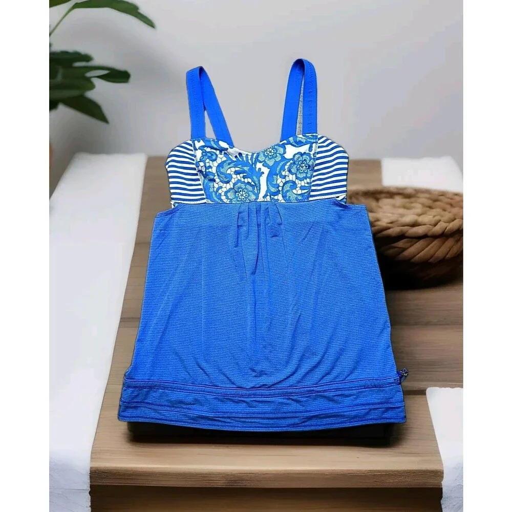 Lululemon Women's With Built In Bra Blue/White Flowers Top Blouse Sz 6